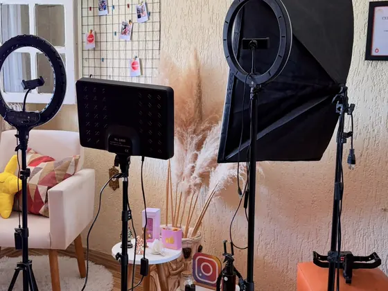 O estúdio de gravação da Re.Criativo, com ring lights, painel de LED e softbox nos tripés