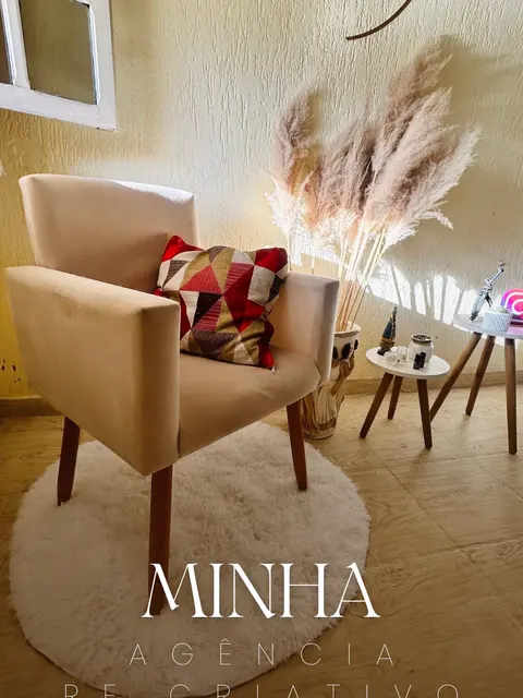 O espaço da Re.Criativo, com uma poltrona e o texto “Minha agência Re.Criativo”