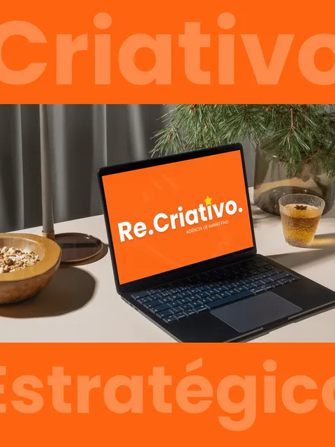 Um notebook com o logo novo da Re.Criativo, entre as palavras “Criativo” e “Estratégico”